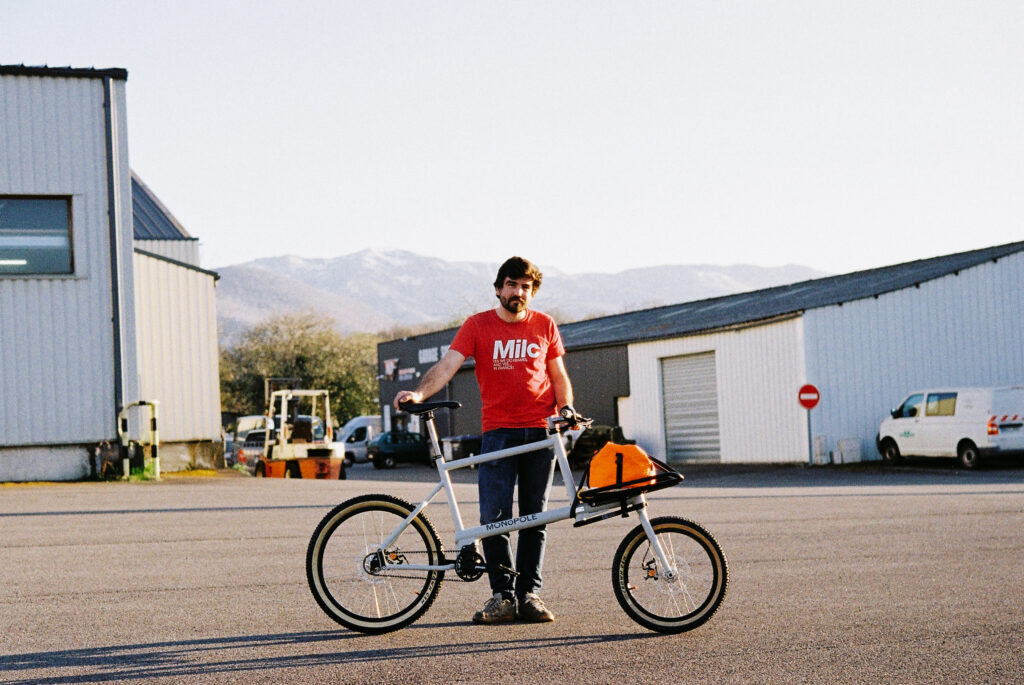 Louis avec un Monopole devant l'Usine Milc