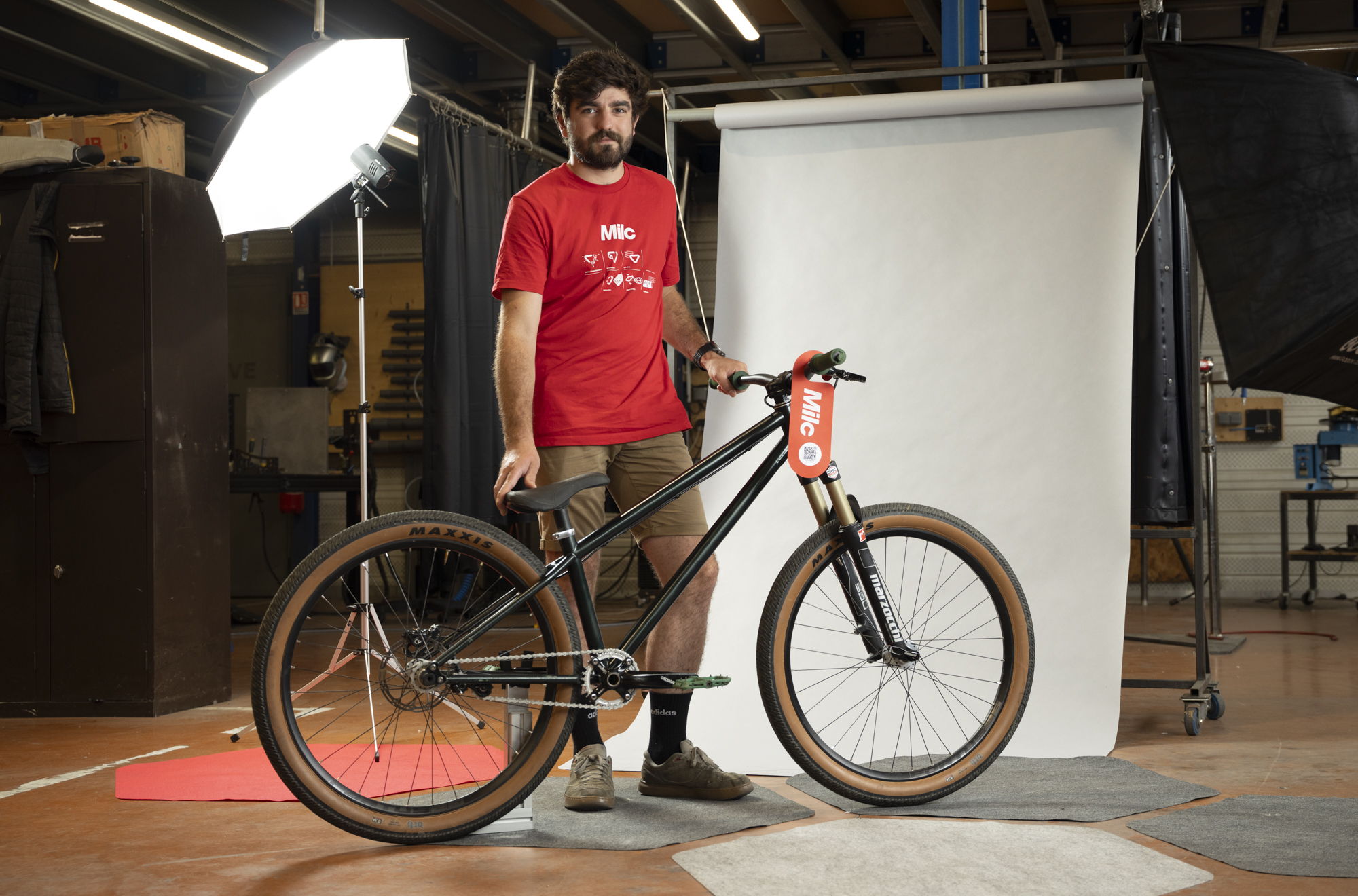 Louis, chargé d'affaires chez Milc, avec son vélo dirt dans l'usine Milc